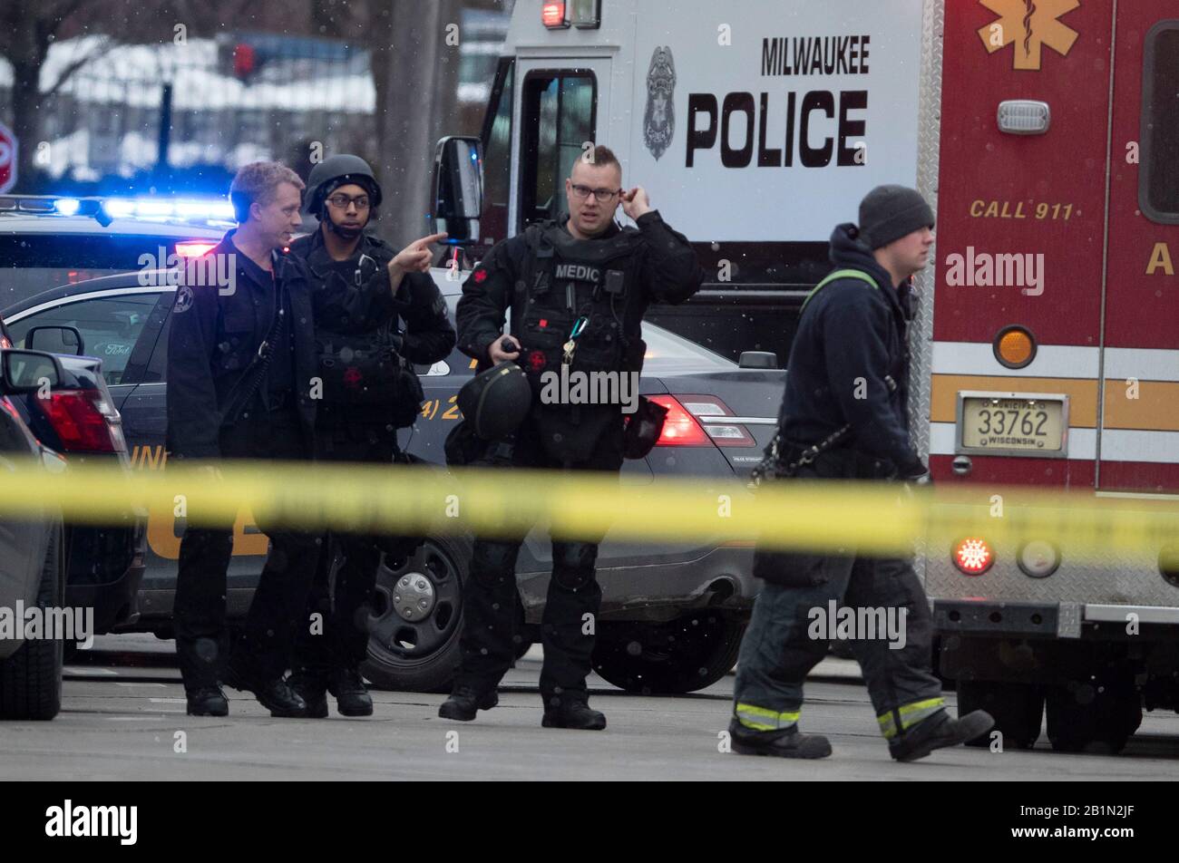 Milwaukee, Estados Unidos. 26 de febrero de 2020. La policía y los oficiales de emergencia trabajan en la escena de un shooter activo en Milwaukee, Wisconsin el 26 de febrero de 2020 en West State St. Y North 35 Street cerca de Molson Coor en Milwaukee el miércoles, 26 de febrero de 2020. Molson Coors dijo el miércoles que había un shooter activo en Milwaukee, Wisconsin el 26 de febrero de 2020 en su campus de Milwaukee y ordenó a sus empleados encontrar un lugar seguro para esconderse. La Oficina del Examinador médico del Condado de Milwaukee dijo que aún no había sido llamado a la escena, 3939 W. Highland Blvd. Crédito: Sipa Usa/Alamy Live News Foto de stock