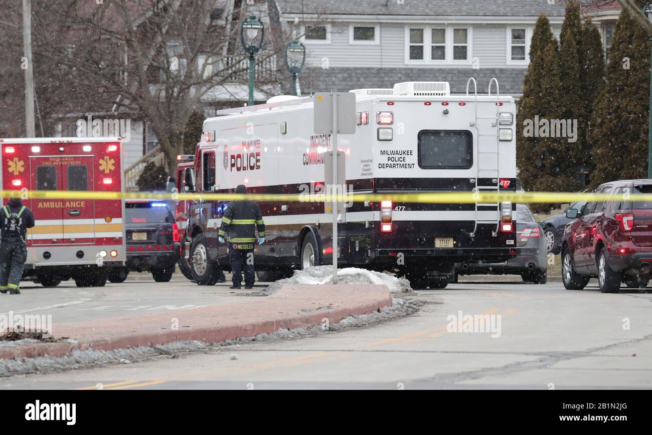 Milwaukee, Estados Unidos. 26 de febrero de 2020. La policía y los oficiales de emergencia trabajan en la escena de un shooter activo en Milwaukee, Wisconsin el 26 de febrero de 2020 en West State St. Y North 35 Street cerca de Molson Coors. Crédito: Sipa Usa/Alamy Live News Foto de stock