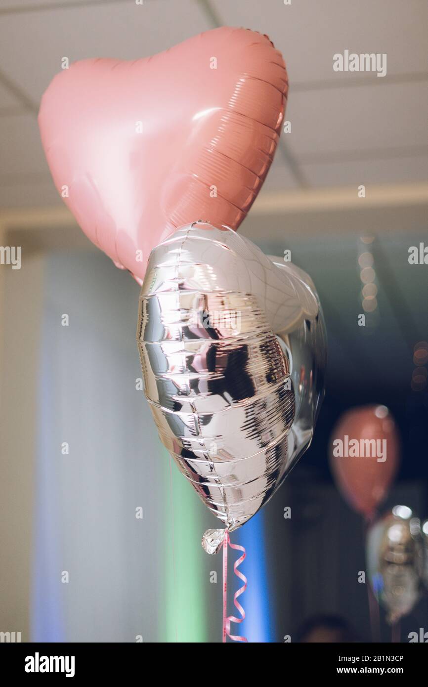 Ilustración de globos de color rosa en forma de corazón y azul. Imagen para  decoración de celebraciones Imagen Vector de stock - Alamy