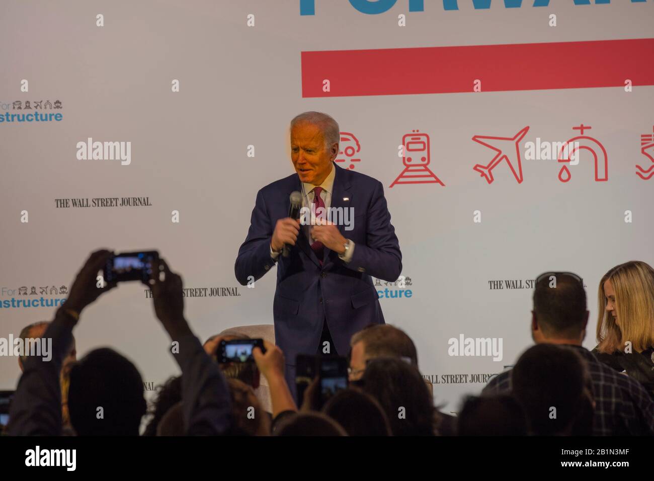 16 de febrero de 2020, LAS VEGAS, NEVADA - Candidatos demócratas aparecen en el Foro de Infraestructura Que Mueve a América Hacia Adelante, con el ex vicepresidente Joe Biden Foto de stock