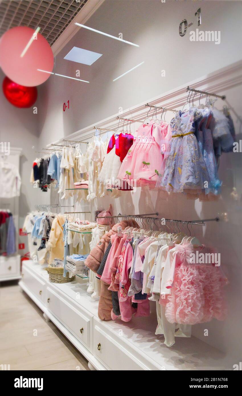 ropa en la boutique del bebé Fotografía de stock - Alamy