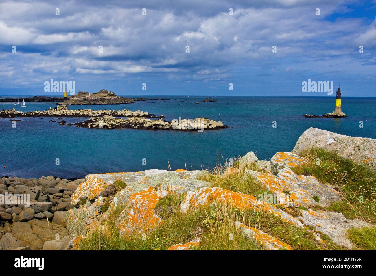 , costa rocosa y balizas, Francia, Bretaña, Finisterre, Roscoff Foto de stock