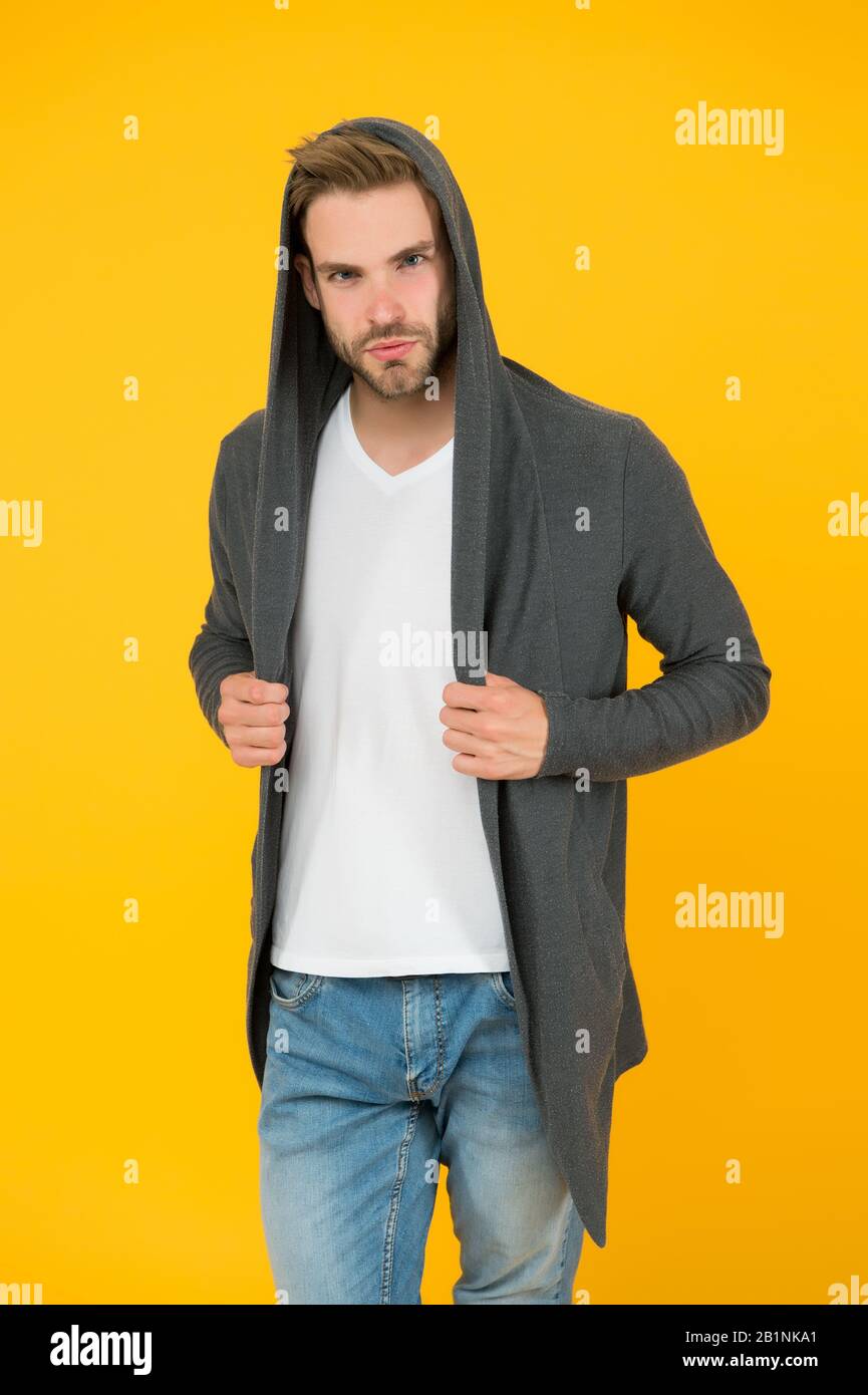 Para una visita informal. Hombre guapo en estilo informal. Hombre moderno  con look informal. Tendencias de moda casual. Moda y estilo. Disfrute de la  comodidad natural y la forma contemporánea Fotografía de
