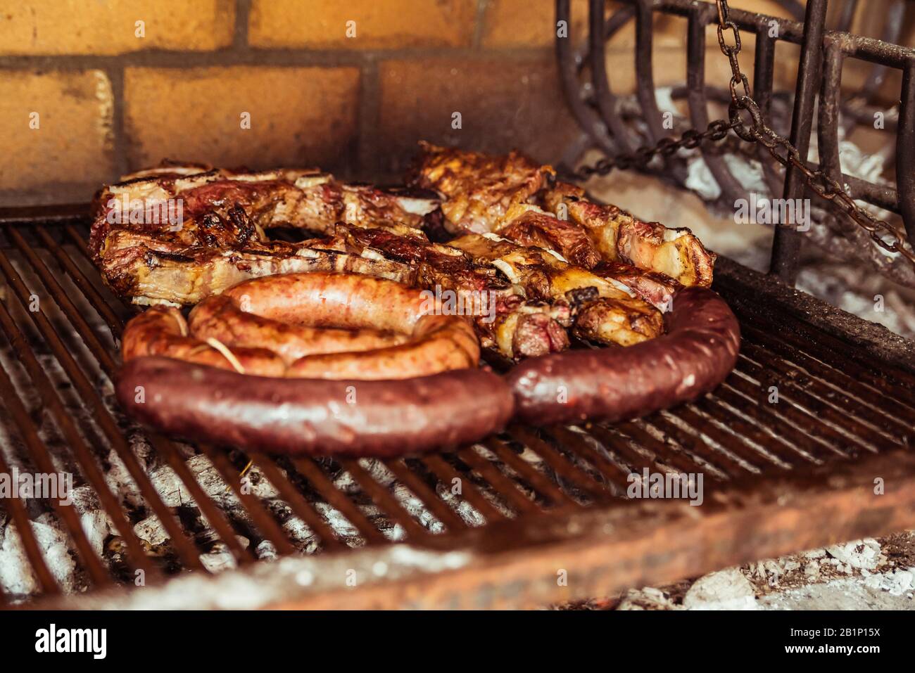 Barbacoa Argentina Parrillada Hecha Con Carbón Vivo (sin Llama), asado  De Ternera, Pan, Chorizo Y Costillas De Ternera A La Parrilla Con Rejilla  Caliente, Primer Plano, Selección De Enfoque Fotos, retratos, imágenes