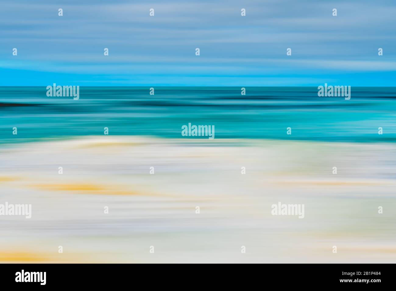 Fondo abstracto marino. Océano tormentoso, y hermoso cielo nublado. Arte lineal, desenfoque de movimiento, azul, turquesa, amarillo Foto de stock