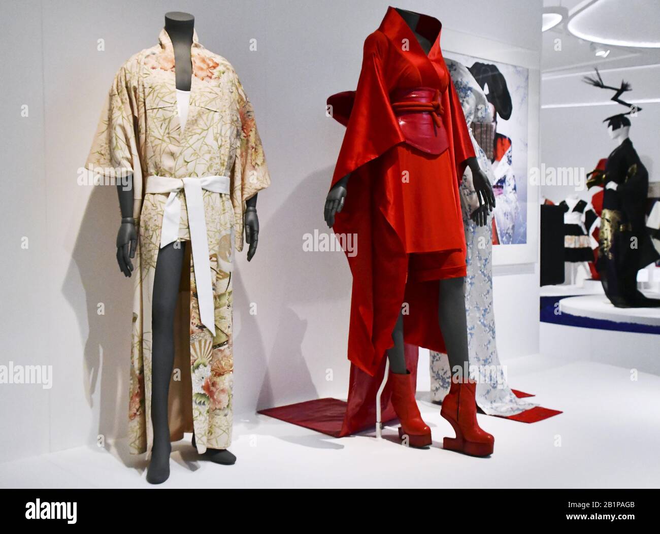 Un kimono (L) usado por Freddie Mercury, el difunto vocalista principal de la banda británica de rock Queen, se exhibe el 26 de febrero de 2020, un evento mediático para la