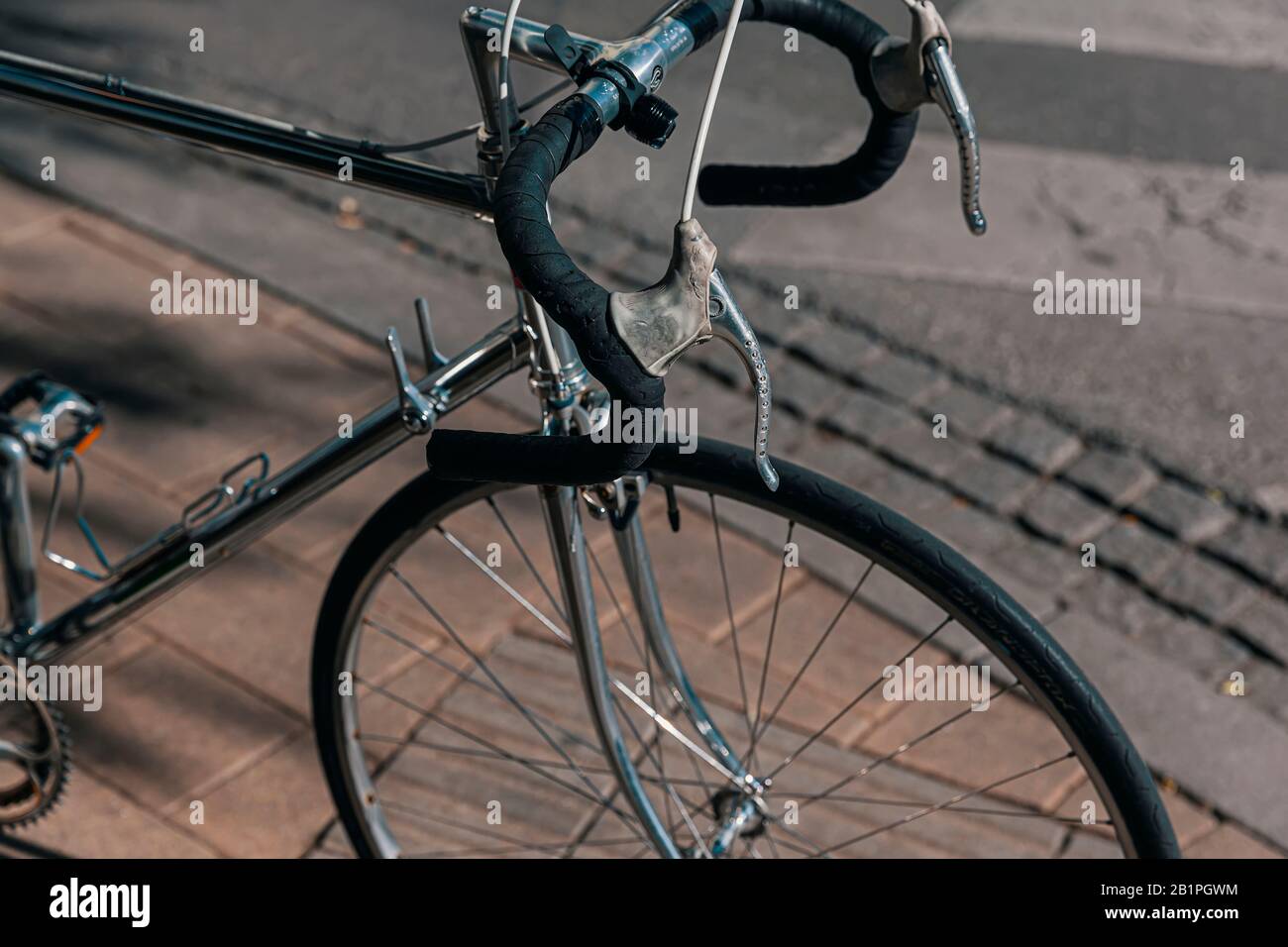 Bicicleta antigua ciudad retro luz y manillar en la calle, transporte  ecológico alternativo, transporte en bicicleta clásica en el entorno  urbano. Mucho de p Fotografía de stock - Alamy