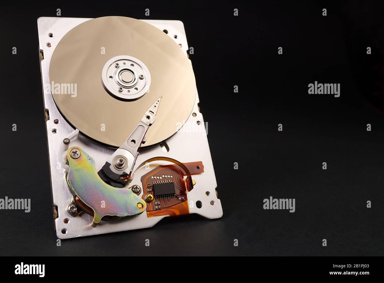 duro: Disco SATA de 3.5' oscuro, fondo negro. Disco duro desmontado del equipo cerca con espacio de copia Fotografía de stock - Alamy