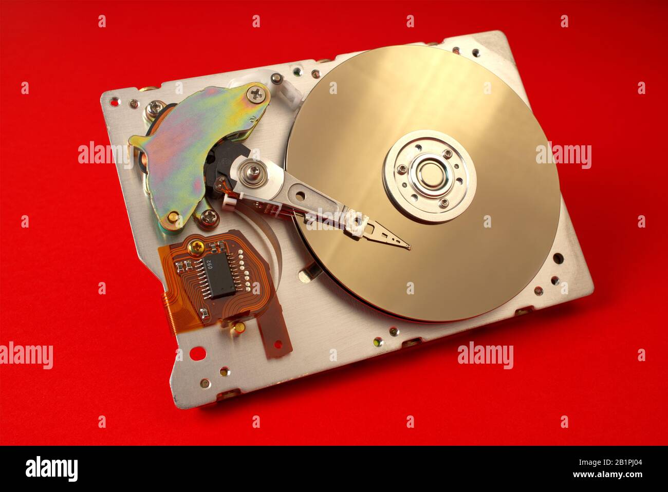 HDD - disco duro SATA de 3.5' rojo exuberante color lava fondo. Disco duro  desmontado del equipo cerca con espacio de copia Fotografía de stock - Alamy