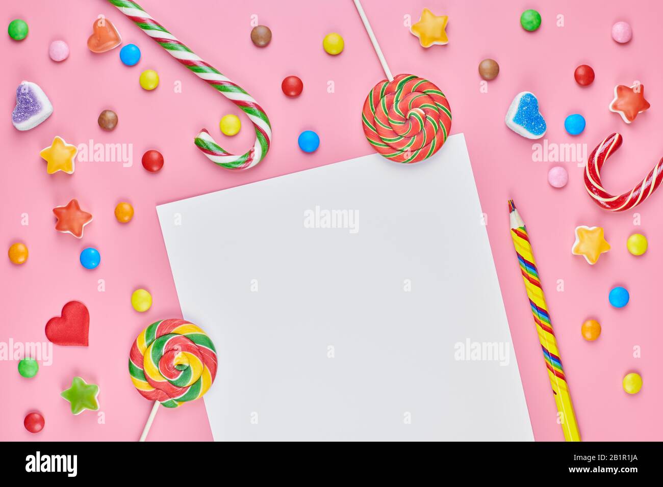 Página en blanco en dulces dulces y dulces. Concepto de lista de dulces  sueños. Hacer una lista de compras para un niño para cumpleaños, Navidad u  otras vacaciones Fotografía de stock -