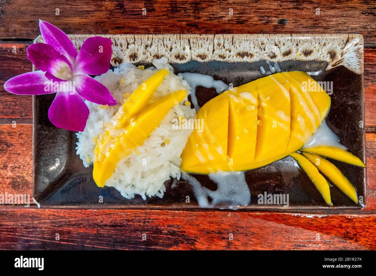 Tradicional khaoniao mamuang tailandés (arroz pegajoso con mango) Foto de stock