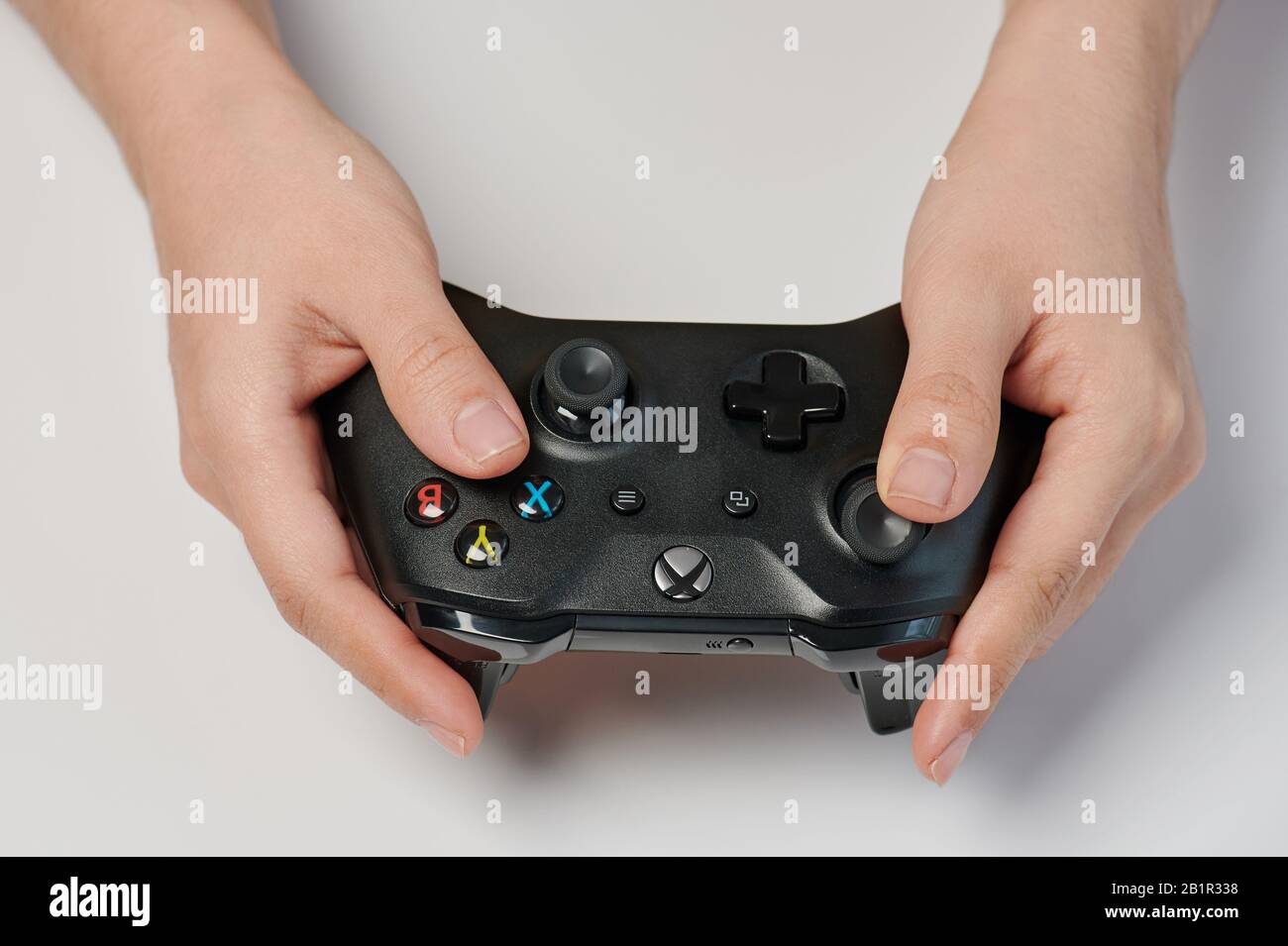 New-York , EE.UU. - 11 de febrero de 2020: Xbox negro un controlador en la mano de cerca de la vista aislada Foto de stock