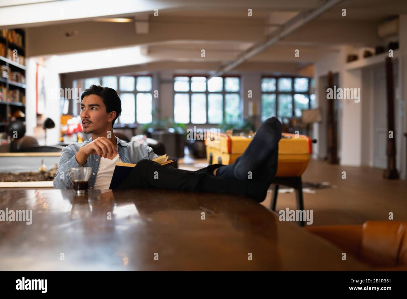 Pies Masculinos Encima De Una Mesa Fotos e Imágenes de stock Alamy