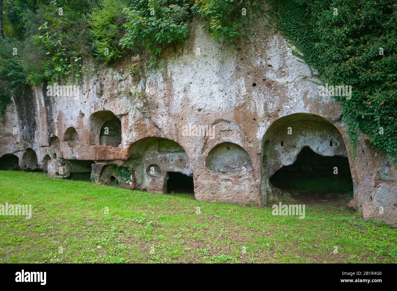 Necrópolis Etrusca-Romana En El Parque Regional De La Ciudad Antigua De Sutri, Lazio, Italia Foto de stock