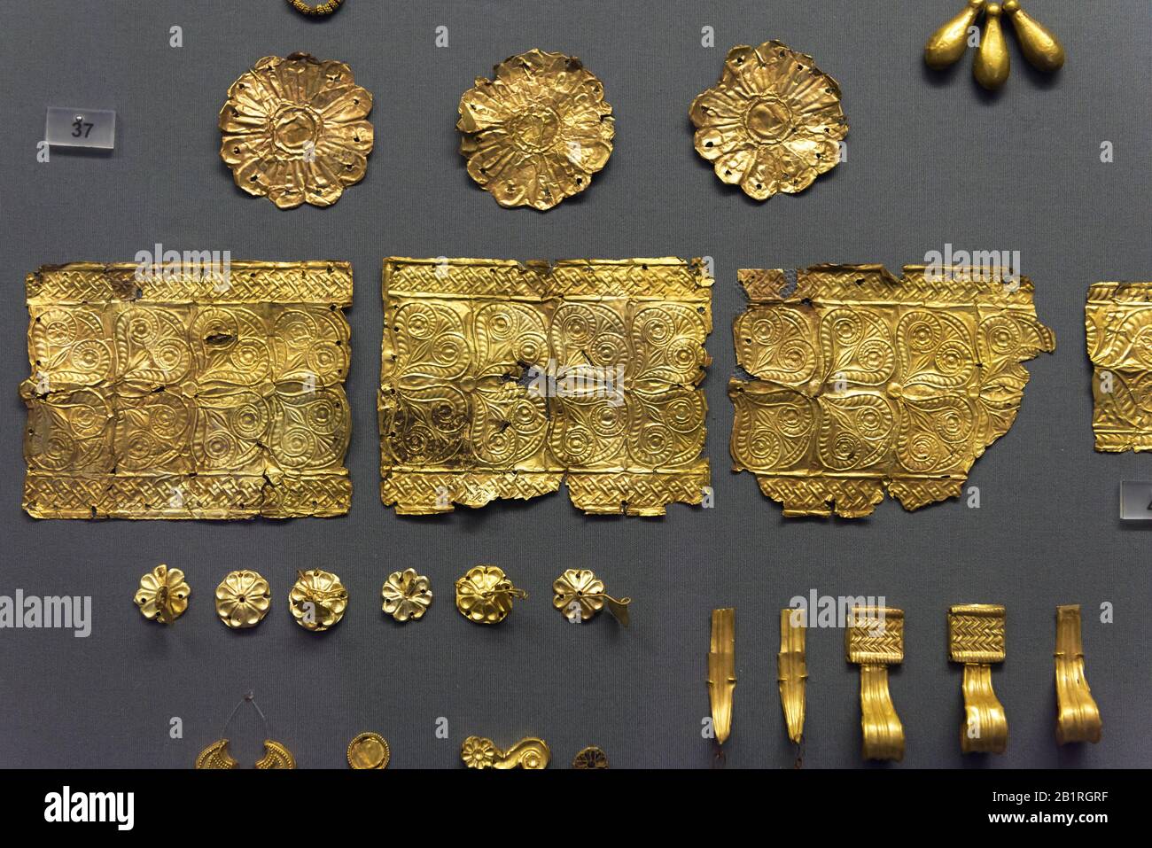Atenas - 7 de mayo de 2018: Joyas de oro de la antigua Micenas griega.  Decoraciones doradas en el Museo Arqueológico Nacional de Atenas, Grecia.  precioso patt Fotografía de stock - Alamy