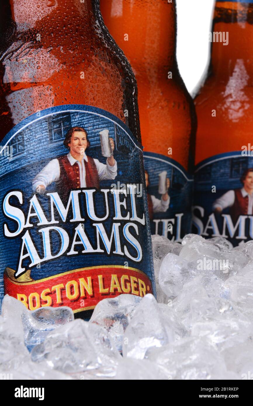 Irvine, CA - 30 DE MAYO de 2014: Cierre de botellas de Samuel Adams Boston Lager en hielo. Fabricado por la Boston Beer Company, uno de los más grandes de propiedad estadounidense Foto de stock