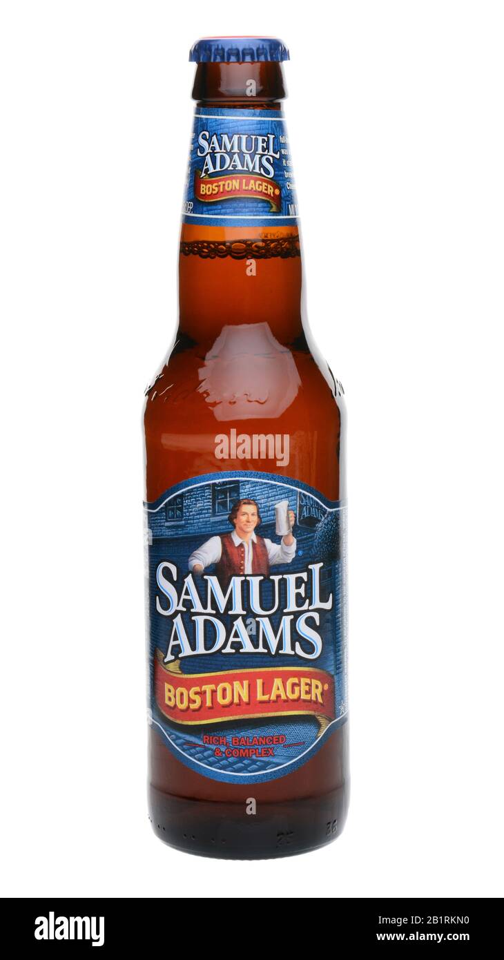 Irvine, CA - 27 DE MAYO de 2014: Una sola botella de Samuel Adams Boston Lager sobre blanco. Fabricado por la Boston Beer Company, uno de los más grandes de propiedad estadounidense Foto de stock