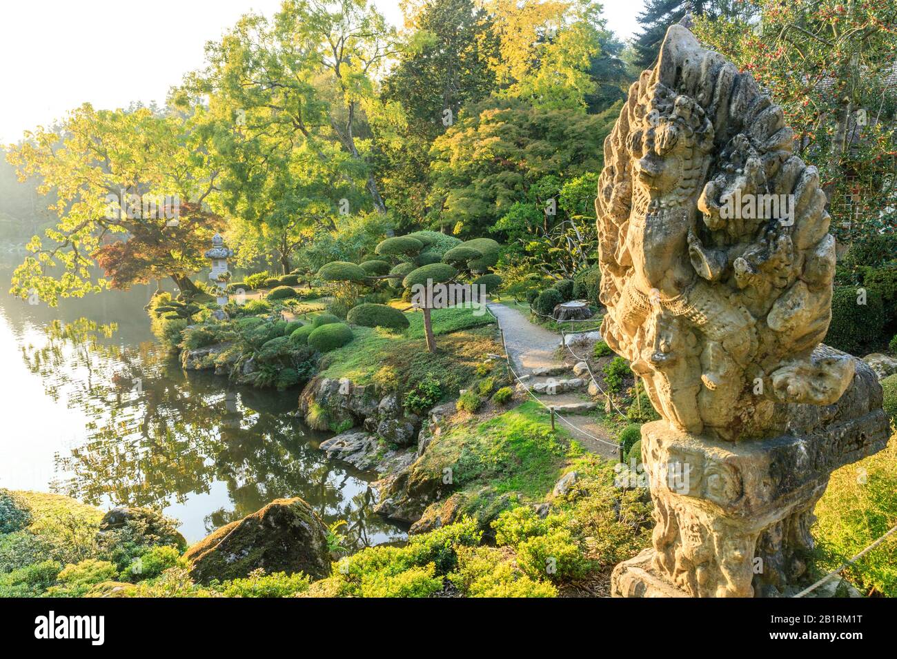 Francia, Maine y Loira, Maulevrier, el Parc Oriental de Maulevrier, el Jardín de la Pagoda y el pájaro mítico Garuda en el puente Khmer // Francia, Foto de stock