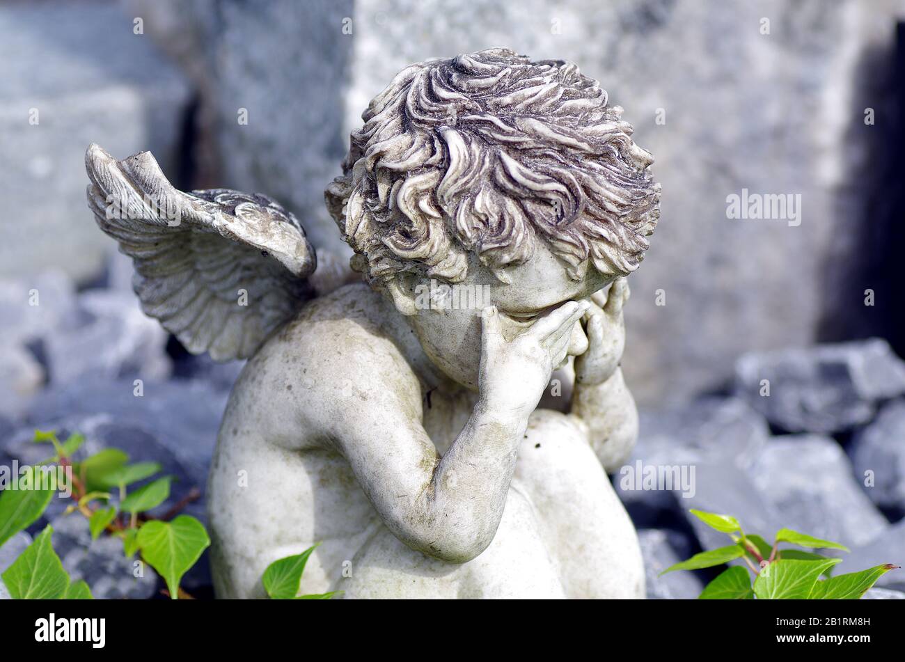 ángel llorando fotografías e imágenes de alta resolución - Alamy