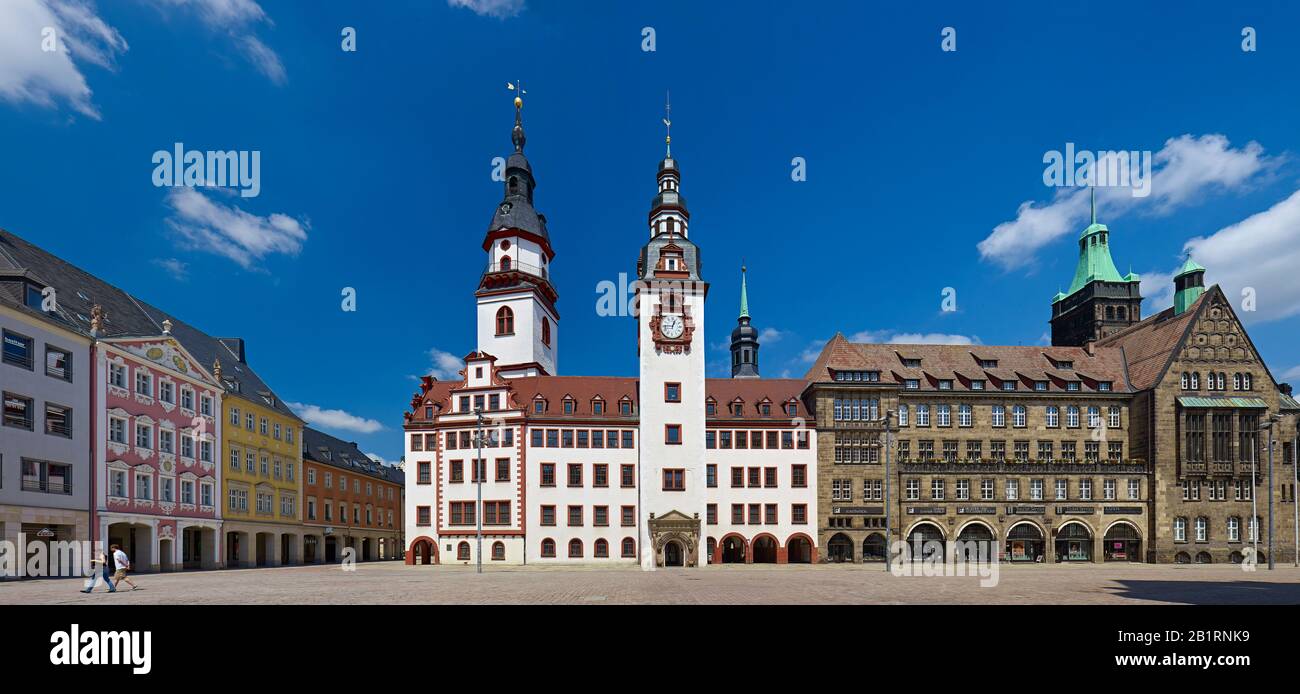 Mercado con el antiguo y nuevo ayuntamiento, la iglesia de San Jakobi en Chemnitz, Sajonia, Alemania, Foto de stock