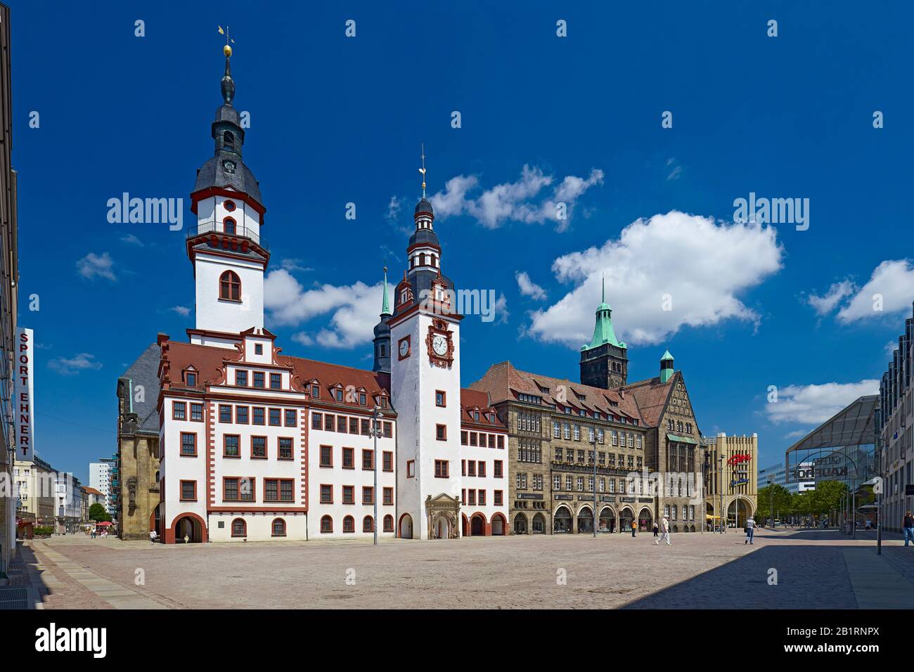 Mercado con el antiguo y nuevo ayuntamiento, la iglesia de San Jakobi en Chemnitz, Sajonia, Alemania, Foto de stock