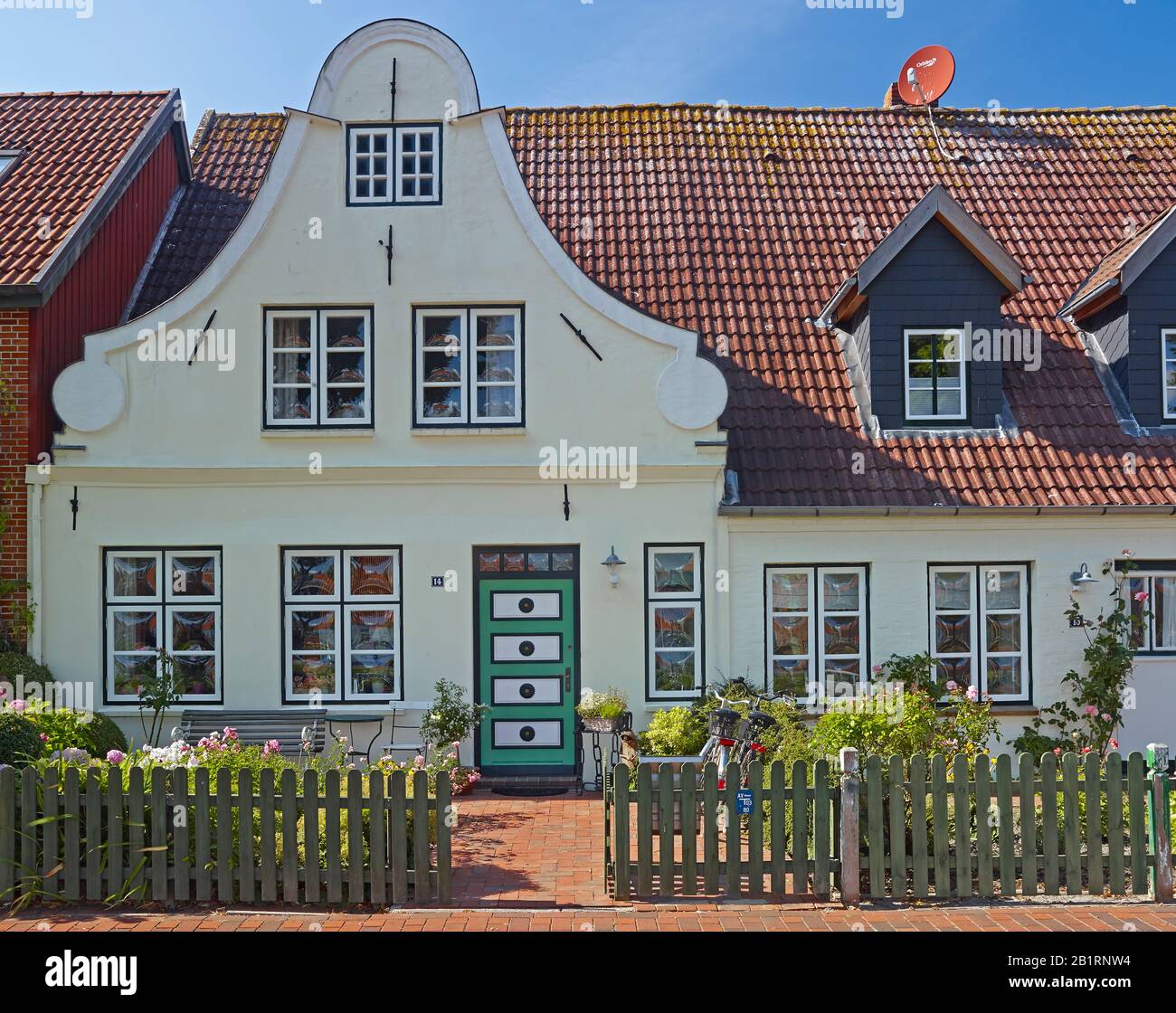 Casa con patio delantero en el puerto de Tönning, North Friesland, Schleswig-Holstein, Alemania, Foto de stock