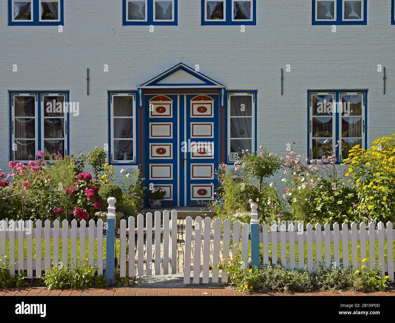 Casa con patio delantero en el puerto de Tönning, North Friesland, Schleswig-Holstein, Alemania, Foto de stock