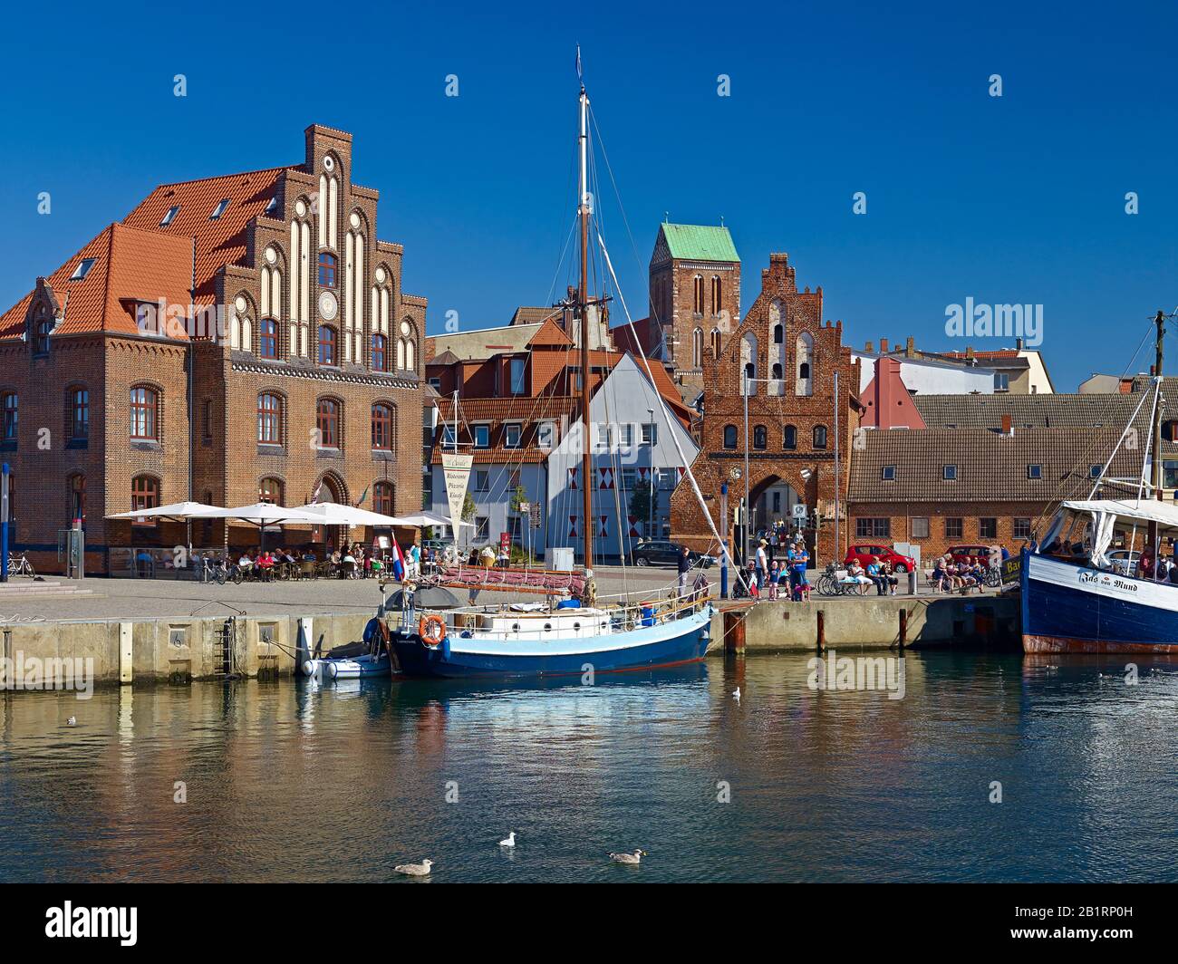 Antiguo puerto con puerta de agua y la iglesia Nikolai, Hanseatic ciudad de Wismar, Mecklemburgo-Pomerania Occidental, Alemania, Foto de stock