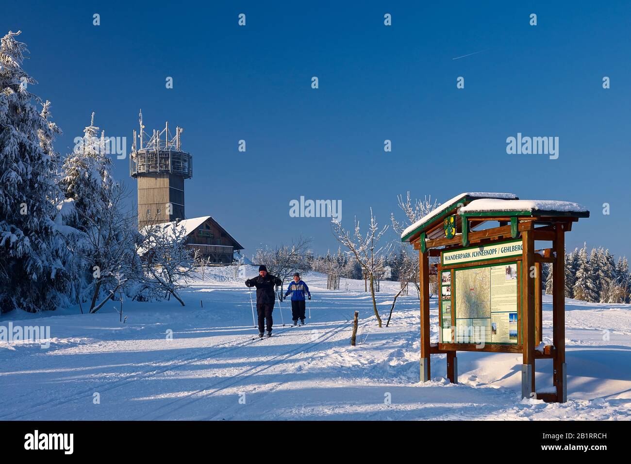 Cabezal de nieve con torre de observación y signo de senderismo cerca de Schmücke, Ilmkreis, Turingia, Alemania, Foto de stock