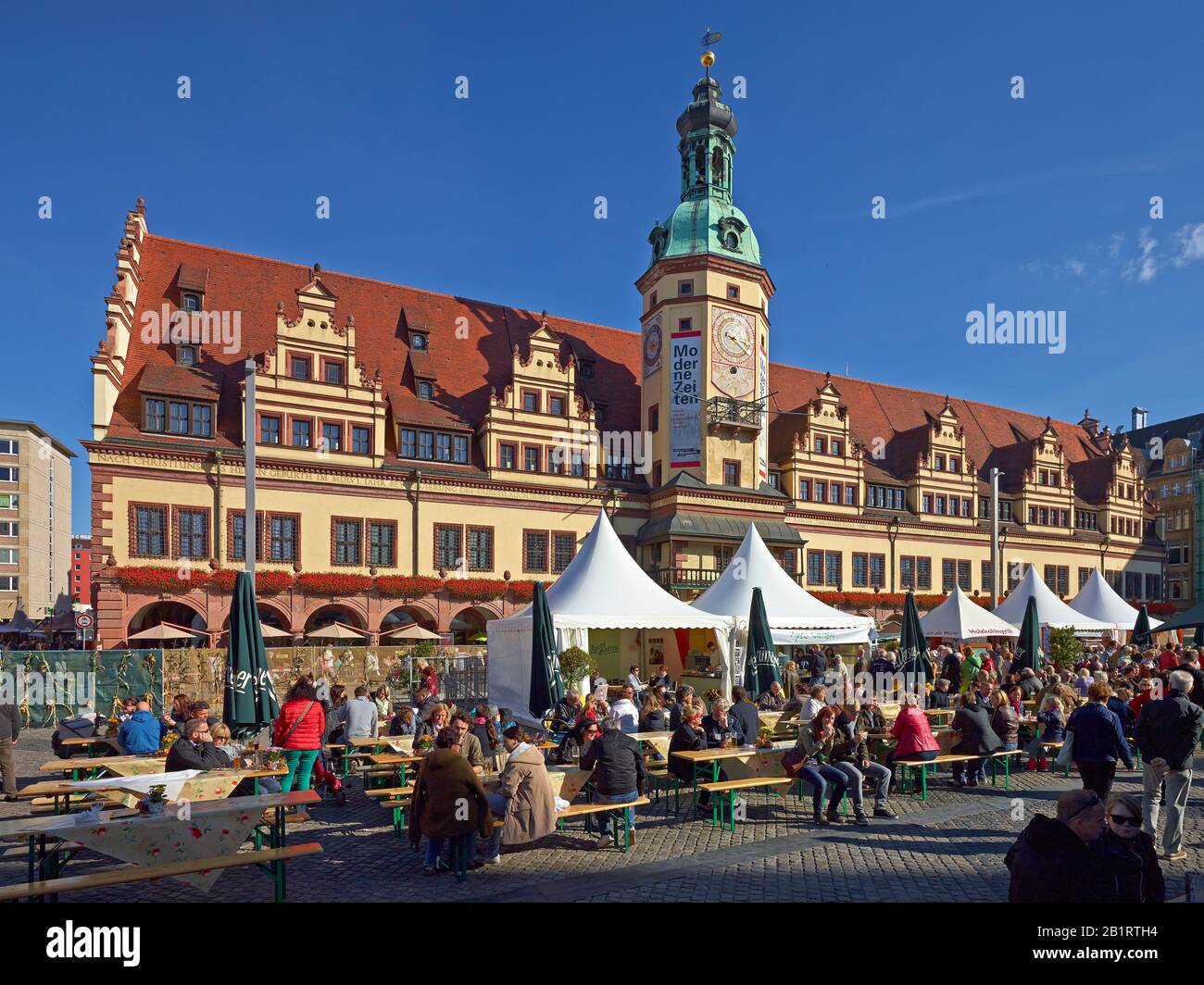 Mercado Con El Ayuntamiento Viejo El Día De Acción De Gracias En Leipzig, Sajonia, Alemania Foto de stock