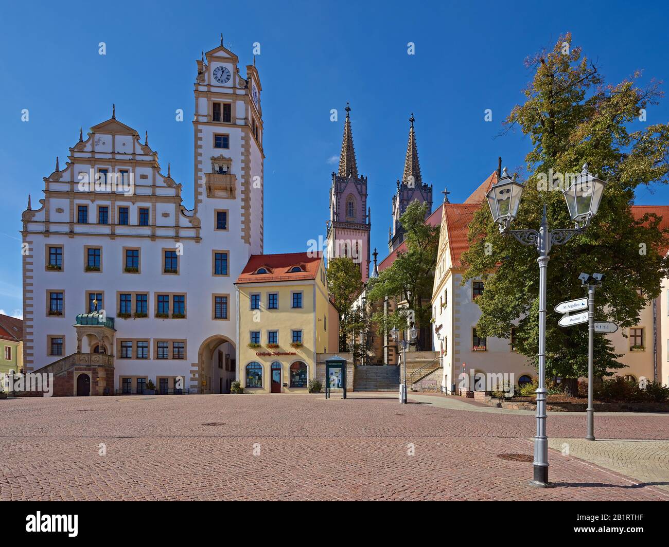 Neumarkt con ayuntamiento y Aegidienkirche en Oschatz, Landkreis Nordsachsen, Sajonia, Alemania Foto de stock