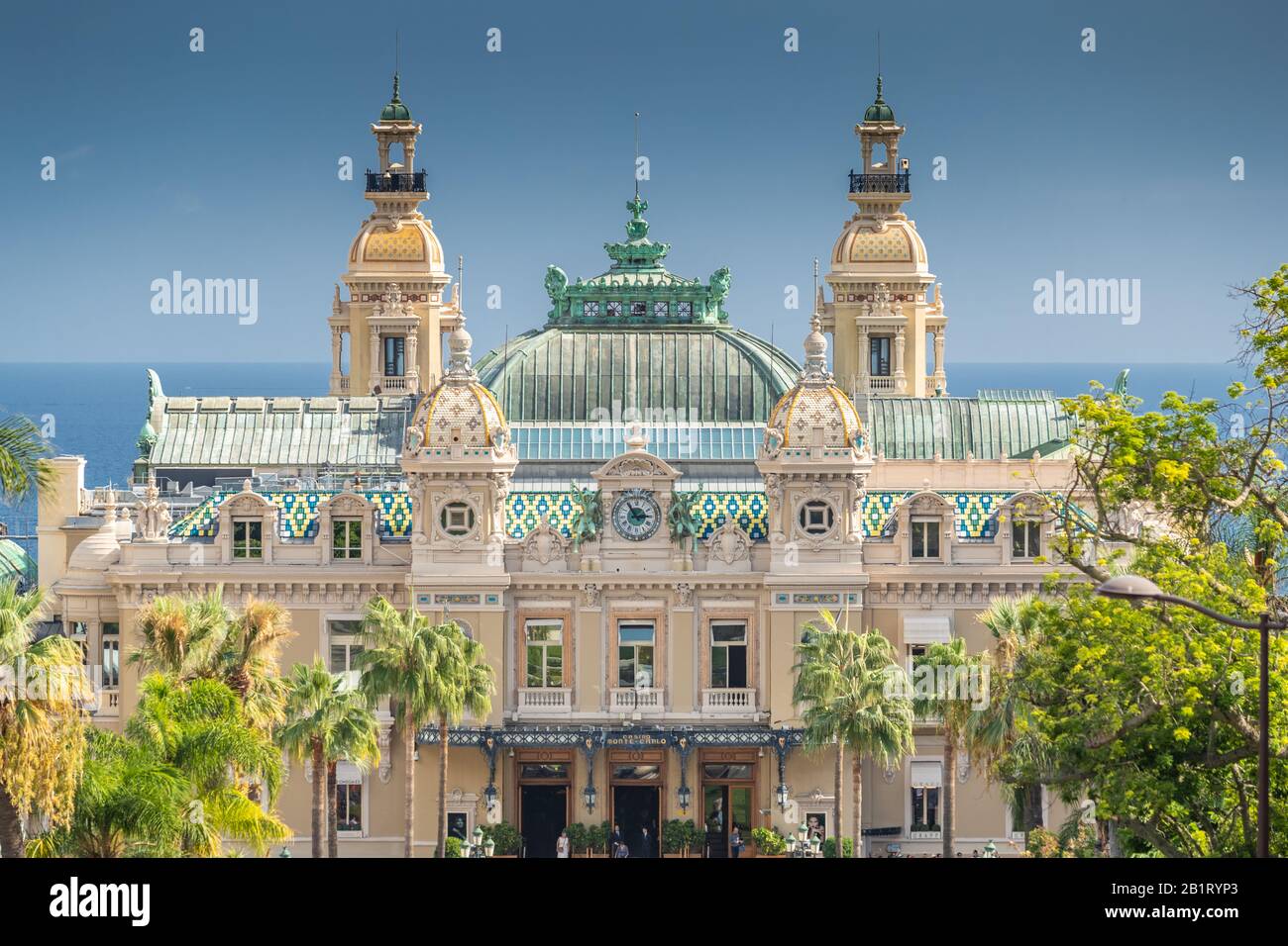 Mónaco, Monte-Carlo, 02 de octubre de 2019: La vista principal del casino principado rodeado de los árboles verdes, la fachada actualizada, a través de la cuenta Foto de stock