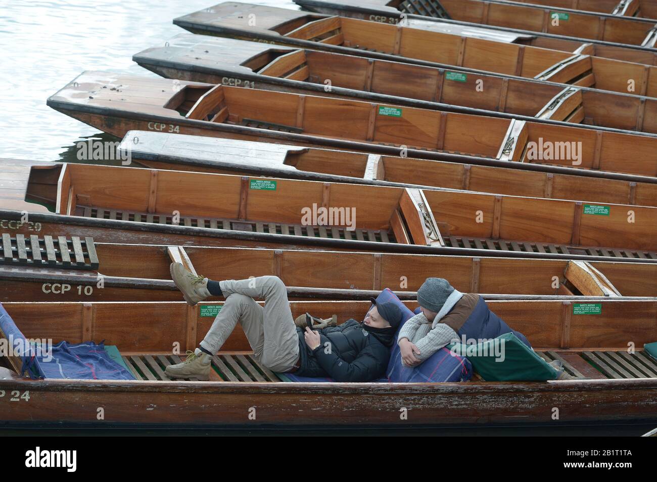 Cambridge Inglaterra 27 De Febrero De 2020. Los visitantes de la ciudad se envuelven calientes para montar en Pints en el río Cam mientras la nieve y el trineo cruzan el UKCambridge Engl Foto de stock