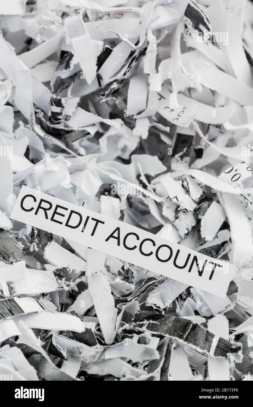 Papierschnitzel mit dem Stichwort cuenta de crédito, Symbolfoto, Datenvernichtung, Finanzierung und Kreditwuerdigkeit Foto de stock