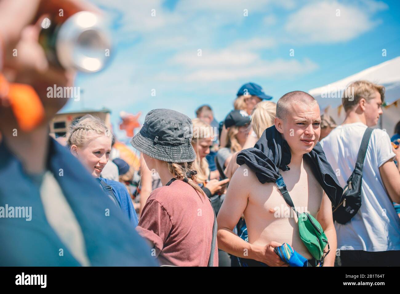 Dream City, Festival de Roskilde 2017 con gente emocionada bebiendo y disfrutando del sol. Roskilde, Dinamarca Foto de stock