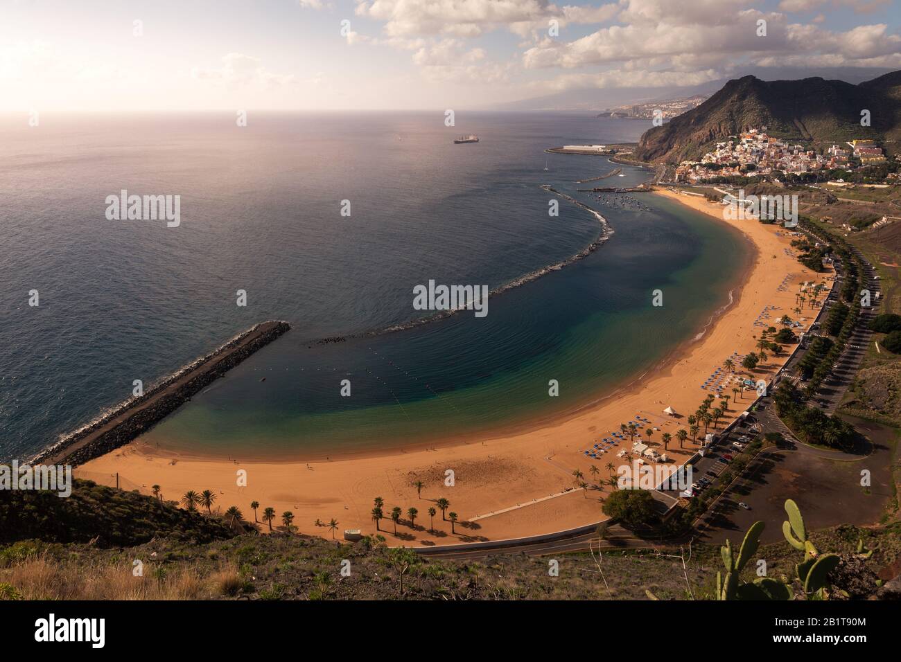 Vista desde la playa de San Andrés y las Teresitas en Santa Cruz de Tenerife, Islas Canarias Vista desde la playa de San Andrés y las Teresitas en Santa Cruz de Tenerife, Islas Canarias