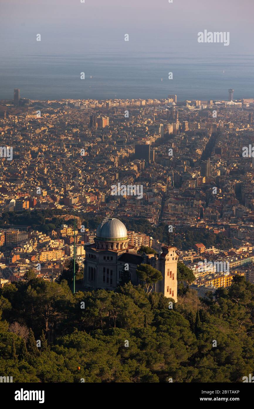 Vista alta de Barcelona desde el parque Tibidado, en Catalogne. Foto de stock