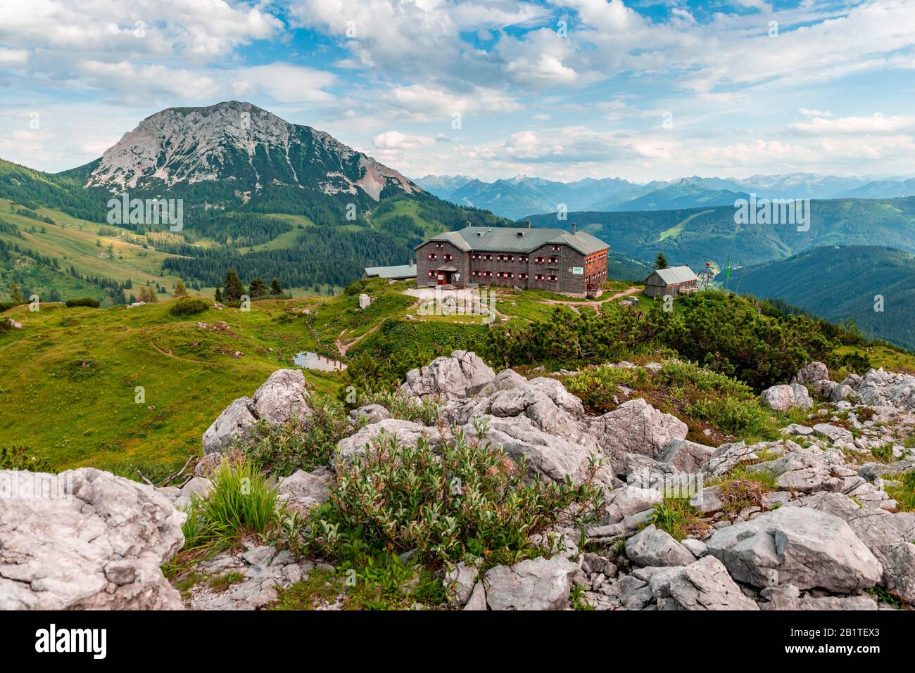 Vista de la Hofpuerglhuette con vistas a la montaña, Alpine Club Mountain Hut, Dachstein Mountains, Salzkammergut, Alta Austria, Austria Foto de stock