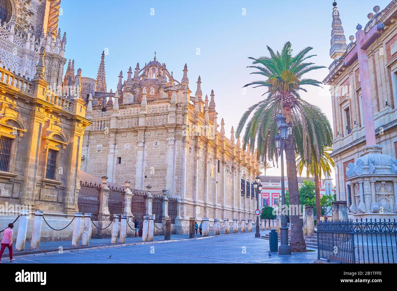 Sevilla, ESPAÑA - 1 DE OCTUBRE de 2019: El paseo a lo largo de las grandes murallas de la Catedral con impresionantes decoraciones de estilo gótico, el 1 de octubre en Sevilla Foto de stock