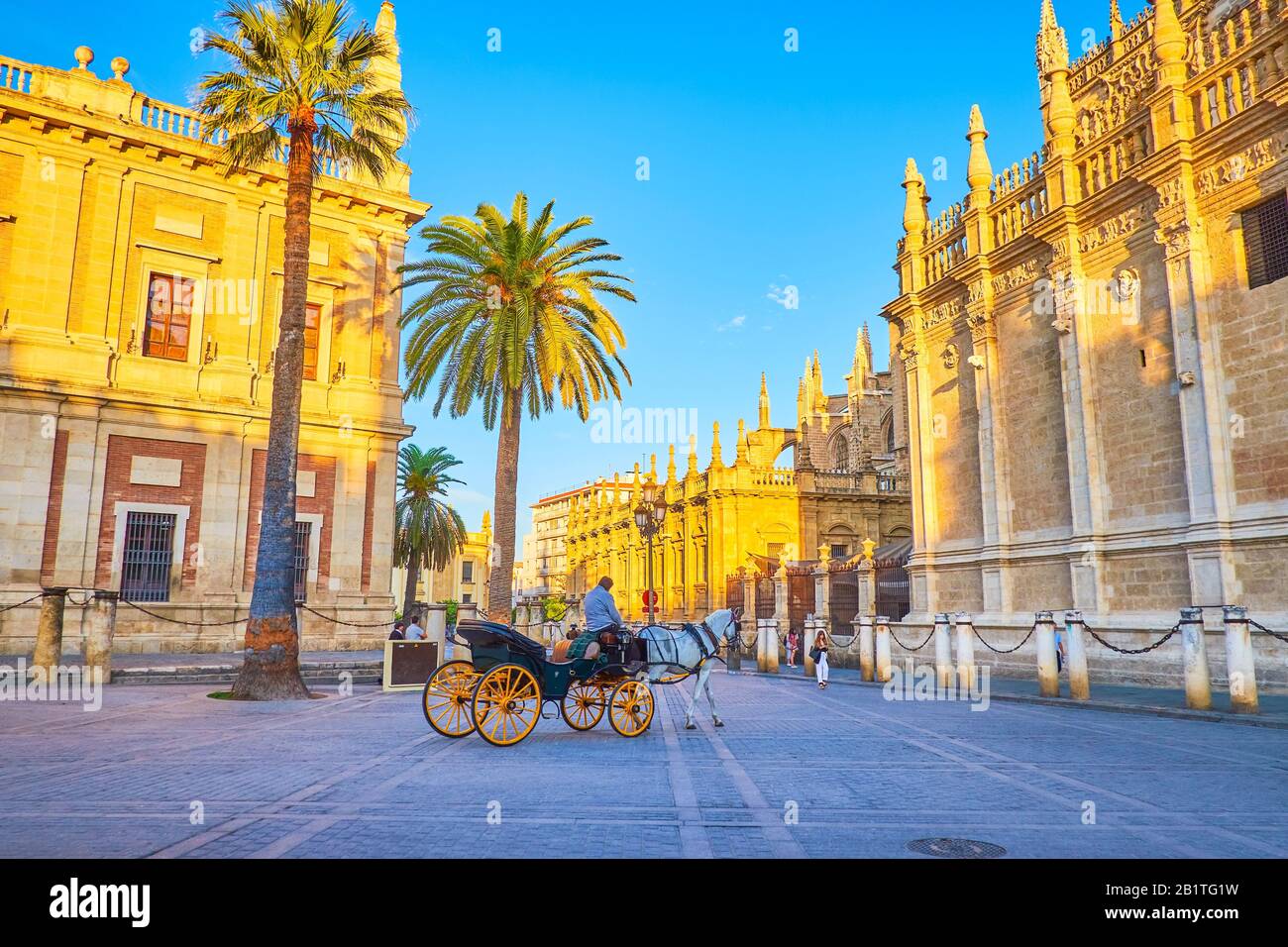 El paseo turístico en carruaje tirado por caballos en el casco antiguo de  Sevilla, el cabman en busca de los clientes temprano por la mañana, España  Fotografía de stock - Alamy
