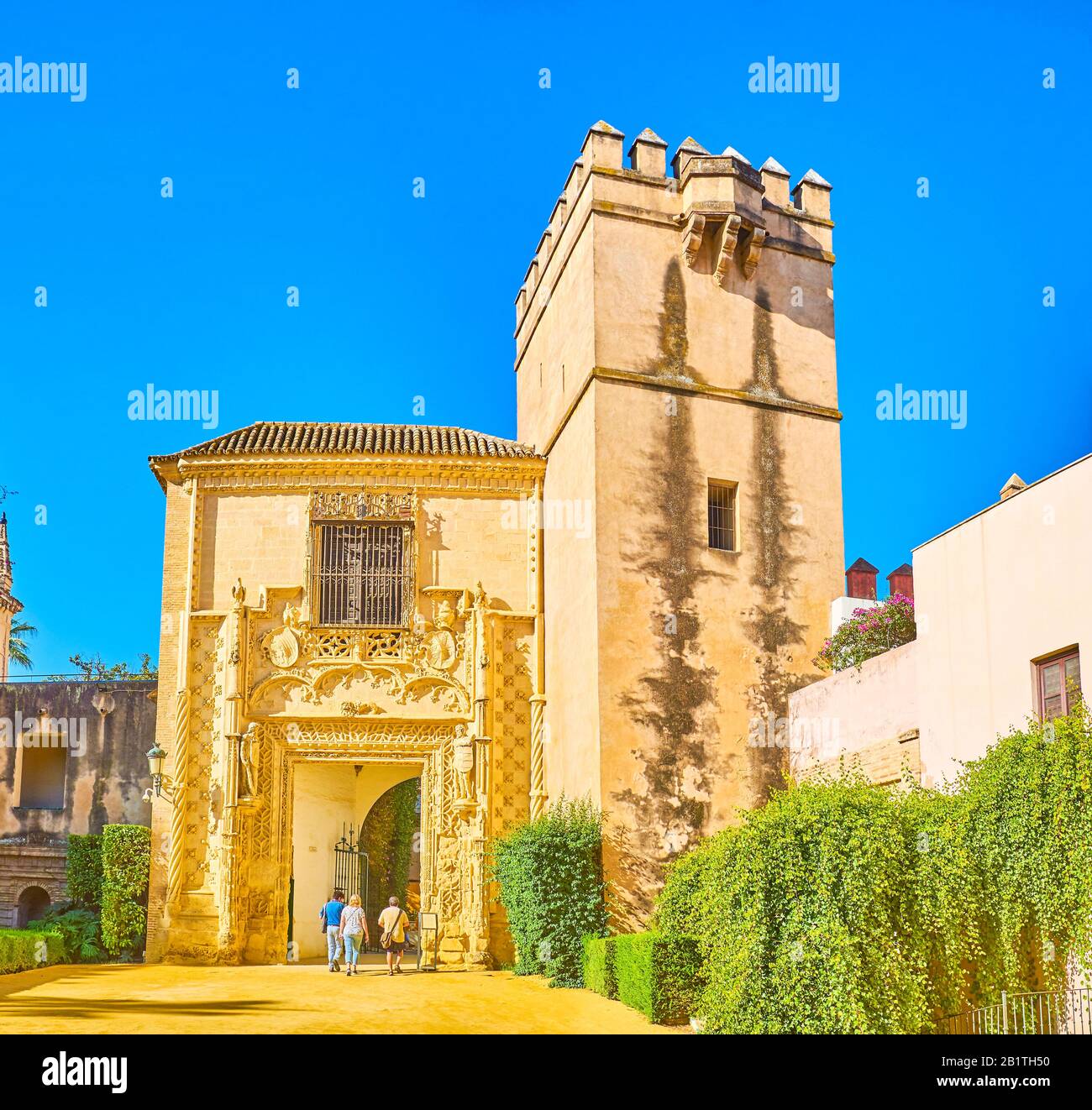 Sevilla, ESPAÑA - 1 DE OCTUBRE de 2019: Las hermosas puertas de Marchena en los Jardines del Palacio del Alcázar del Marqués Vega, el 1 de octubre en Sevilla Foto de stock