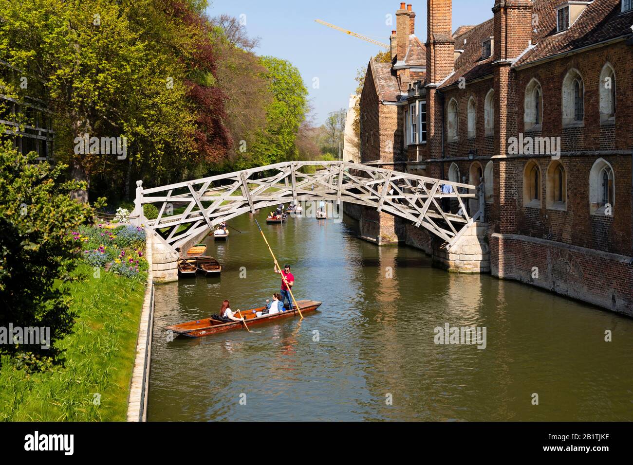 Turistas en punts en el río Cam bajo el puente matemático. Cambridge, Cambridgeshire, Inglaterra Foto de stock
