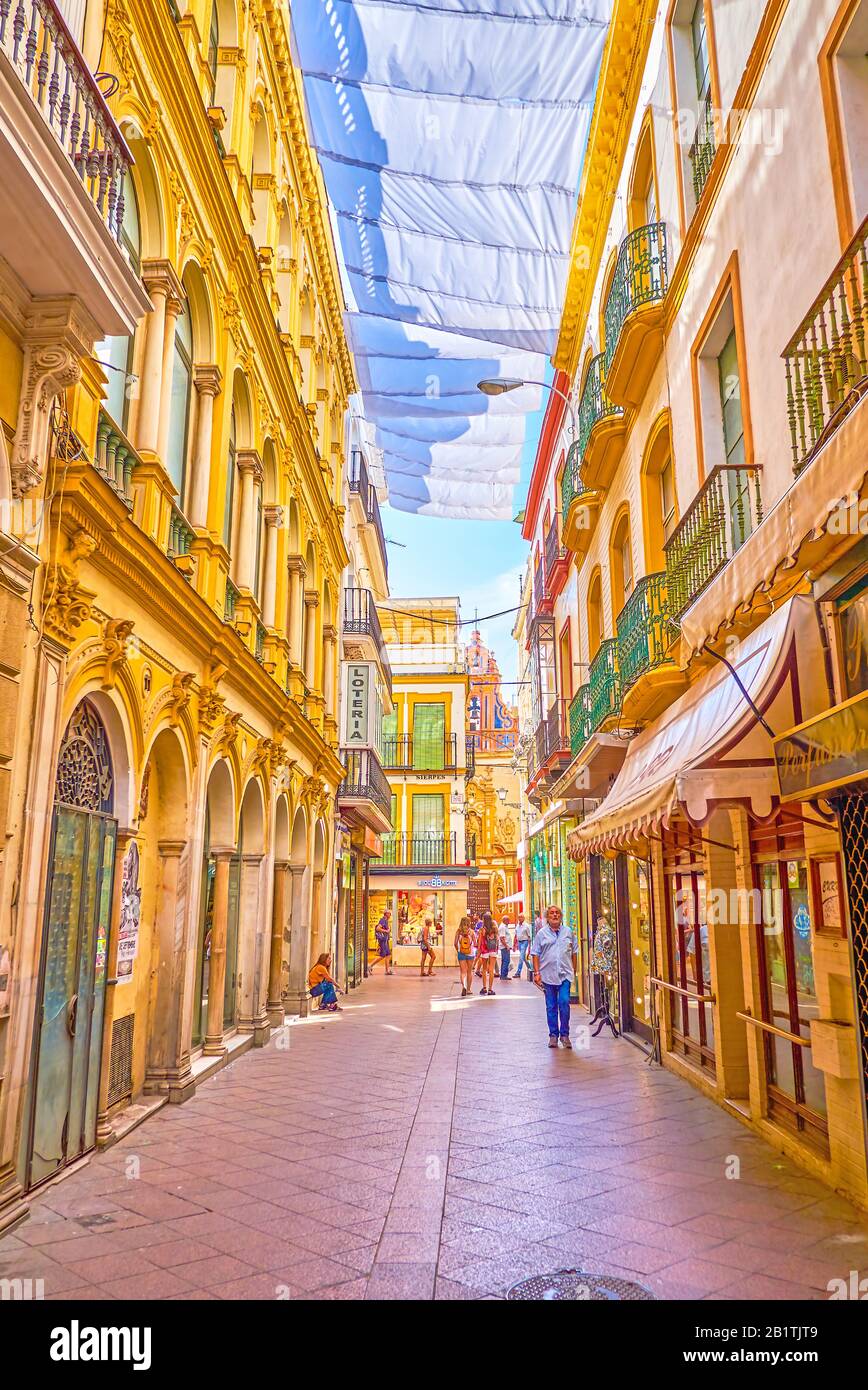 Sevilla, ESPAÑA - 1 DE OCTUBRE de 2019: La calle estrecha en el centro de  la zona