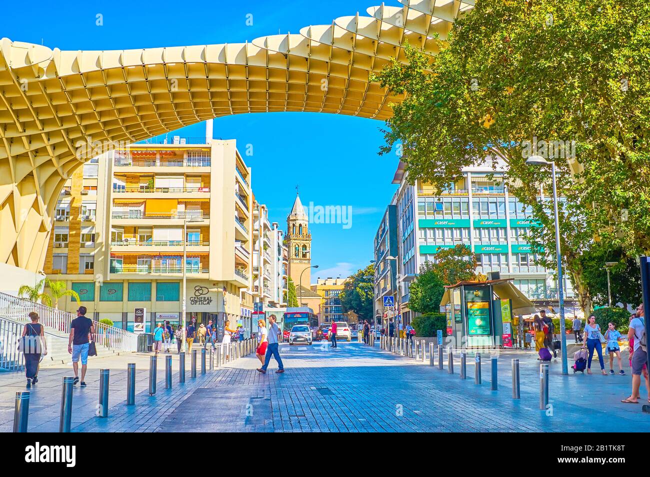 Sevilla, ESPAÑA - 1 DE OCTUBRE de 2019: La construcción del Metropol Parasol encaja bien en el barrio histórico y domina la concurrida calle Imagen, el pasado mes de octubre Foto de stock