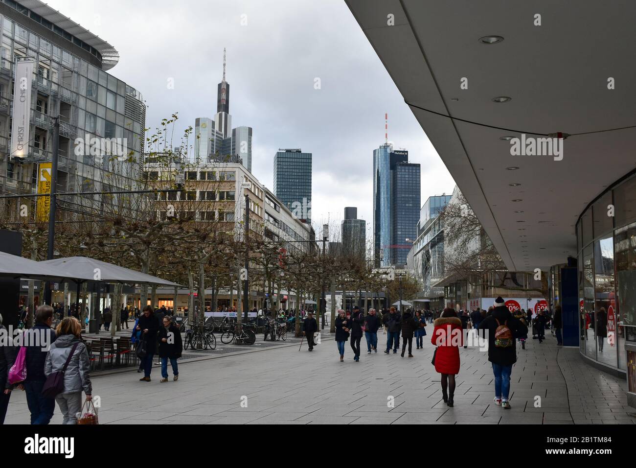 Frankfurt, Alemania - 18 de enero de 2020: Calle comercial abarrotada en Frankfurt. Foto de stock