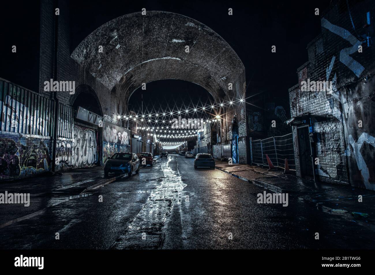 Digbeth en Birmingham, Reino Unido por la noche mostrando el detalle arquitectónico original y el arte callejero Foto de stock