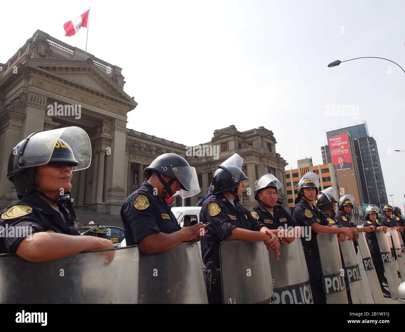 Escuadrón policial que vigila el juzgado cuando los indígenas Awajun de la Amazonia peruana hacen una manifestación en el Palacio de Justicia de Lima. Recientemente, Americo Entsakua Santiakun, un líder de Awajun fue torturado y asesinado, un día después de que se emprendieran las movilizaciones para reclamar la defensa de sus vidas y territorios, así como para denunciar la posible entrada de minas ilegales en la zona. Foto de stock