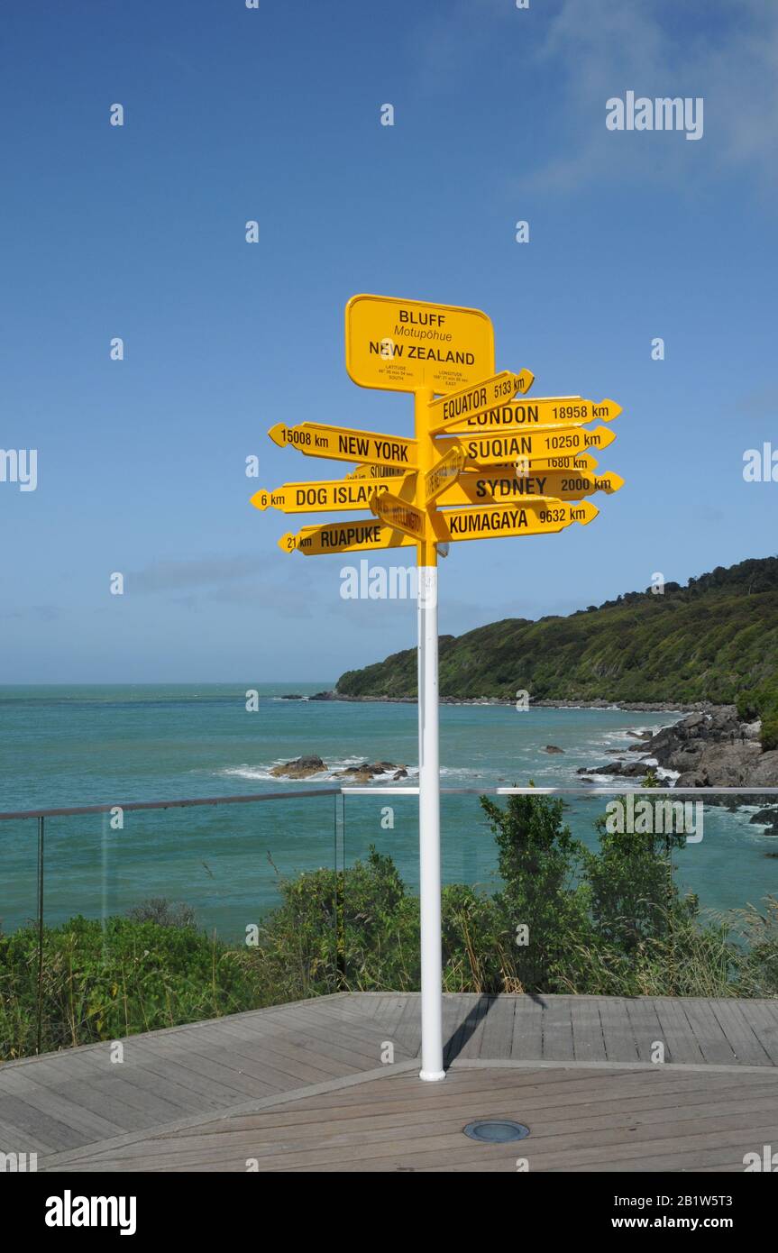 El muy visitado y fotografiado cartel en Sterling Point en las afueras del puerto de Bluff en la Isla Sur de Nueva Zelanda. Foto de stock