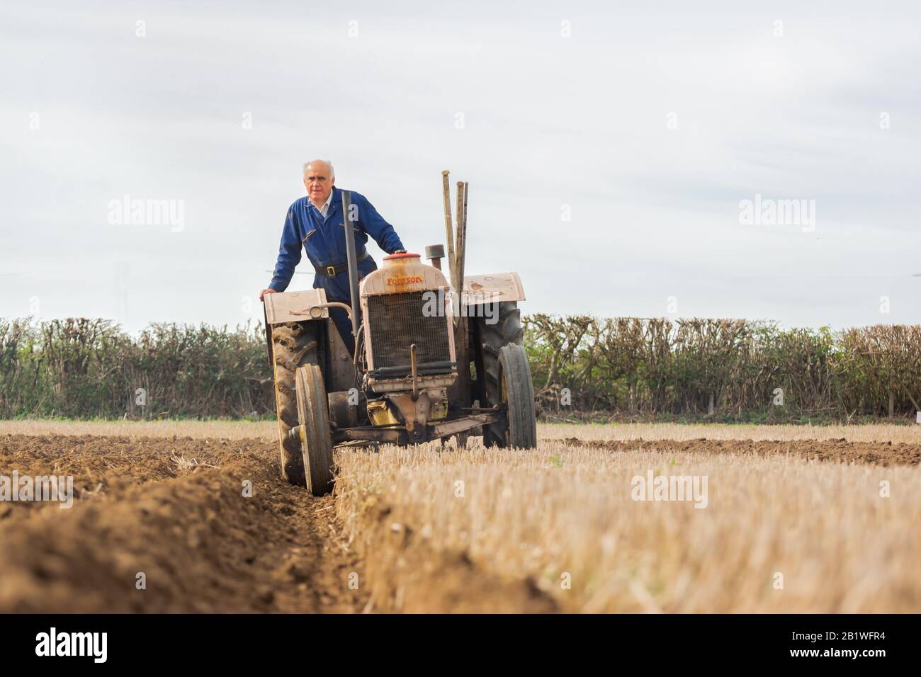 Clase Vintage Grey Grey Fordson tractor Arado de campo de surco Inglaterra Farming Match Competition Country Foto de stock