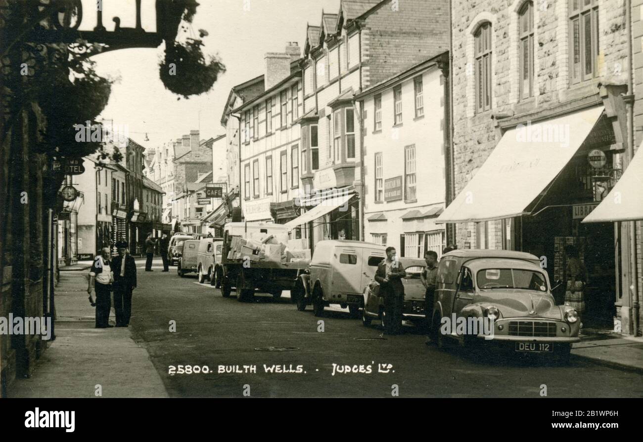 Builth Wells, Broad Street, 1958 postal de la calle alta en el centro de Gales mercado de la ciudad en el río Wye Foto de stock